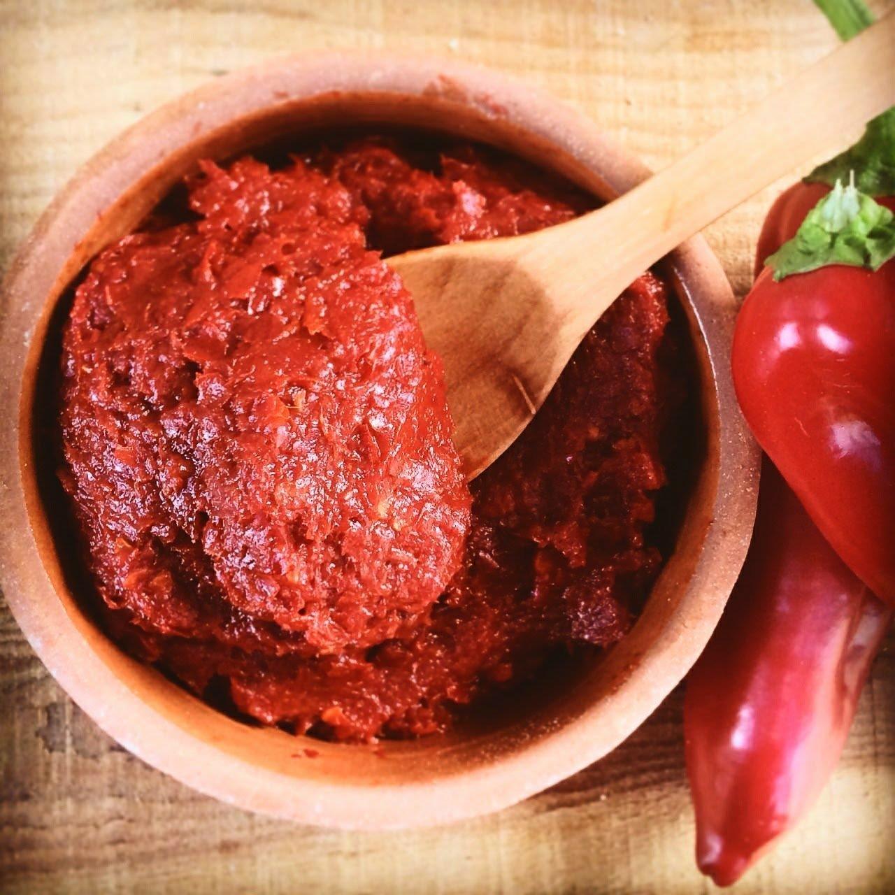 Odun Ateşinde Tatlı Köy Biber Salçası